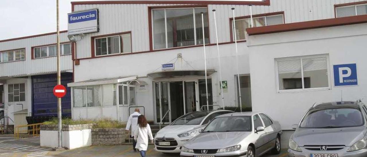 Exterior de las instalaciones de Faurecia en el Polígono de O Caramuxo. // Adrián Irago