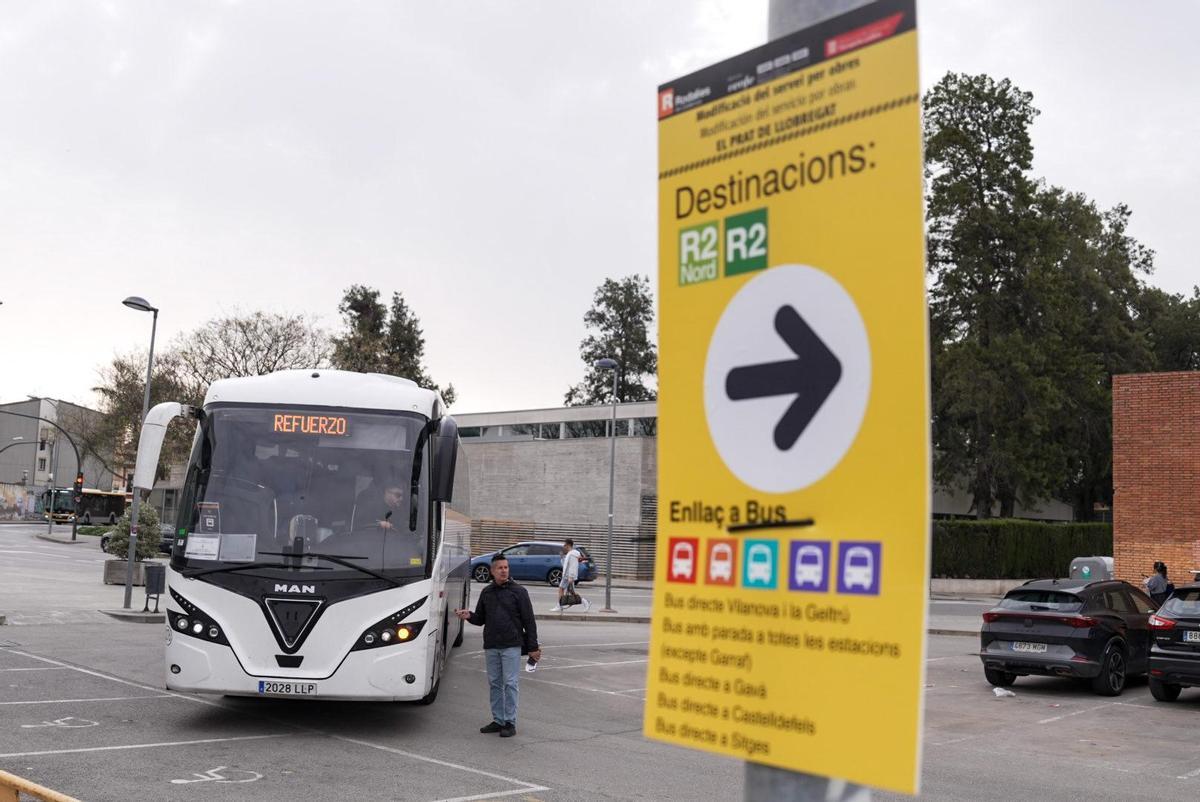 Un bus de refuerzo durante el corte de las obras de Rodalies en el Prat de Llobregat
