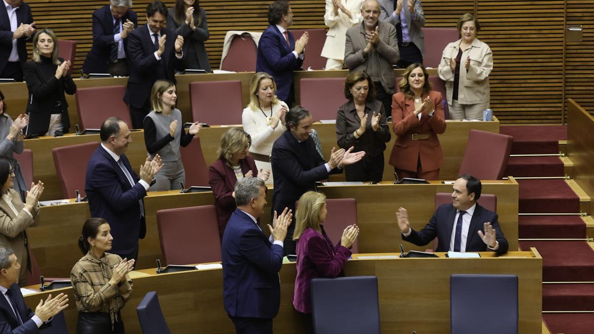 Los diputados populares apluaden a Juanfran Pérez Llorca