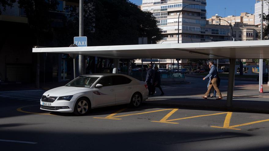 Los taxistas de Cartagena piden una parada en el centro comercial de La Rambla