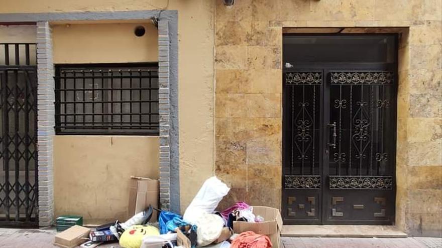 Montones de basura en Casta Álvarez.