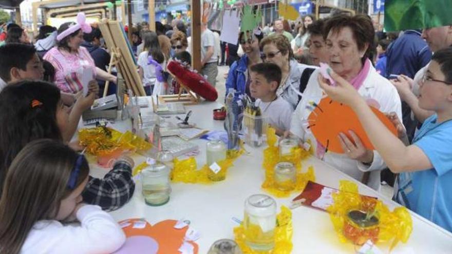 Escolares venden sus productos en el mercado Semente