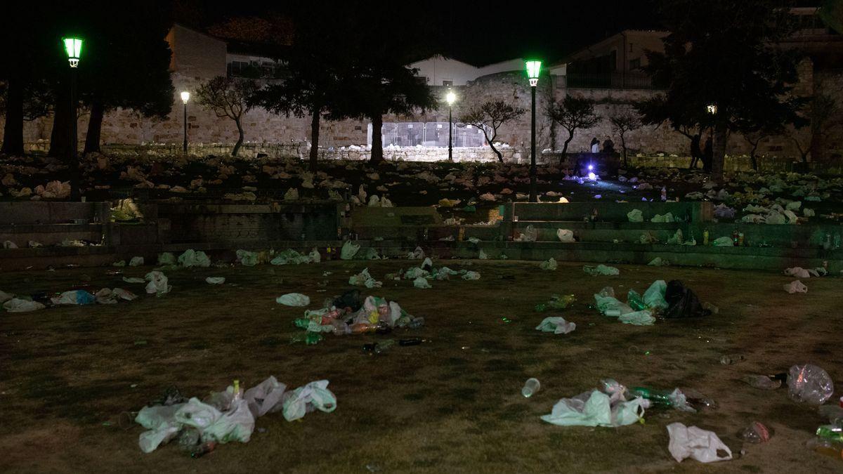 Basuras del botellón del Jueves Santo