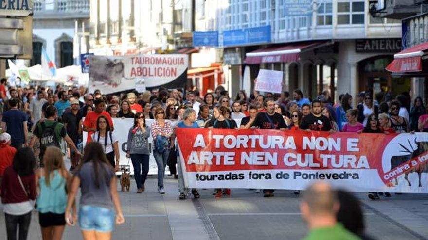Manifestantes en Pontevedra protestan contra el maltrato animal en las corridas de toros. // Gustavo Santos