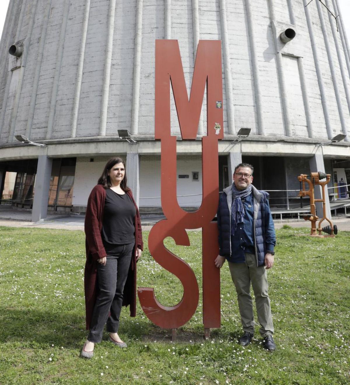 Vanesa Álvarez y Jorge Vallina, director de comunicación de Sadim-Global, ante la torre de refrigeración que alberga el MUSI.| Fernando Rodríguez