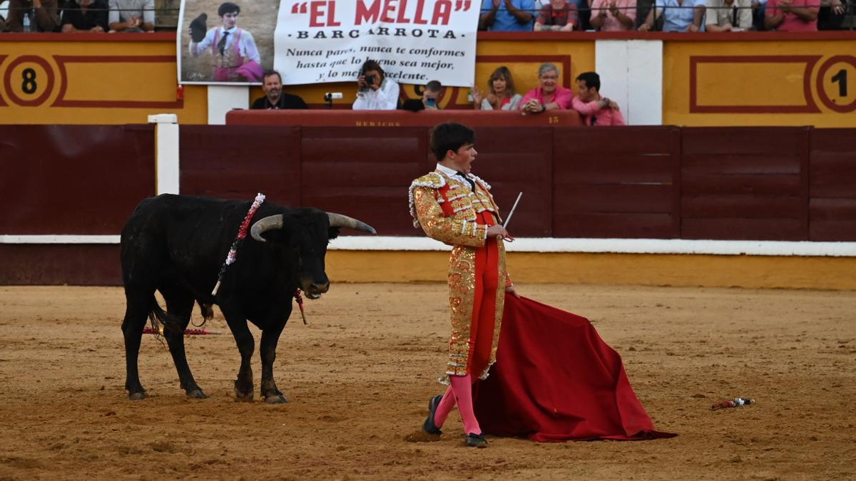 Un momento de la faena de Tristán Barroso, ayer en Badajoz.