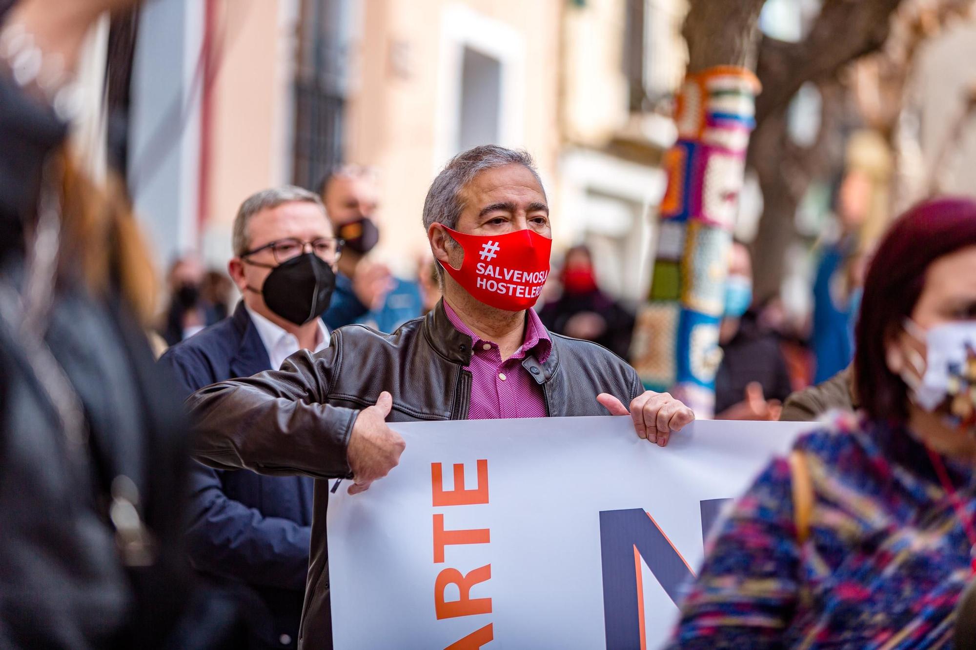 Cerca de 500 personas se manifiestan en La Vila contra el nuevo cierre de la hostelería y la falta de ayudas