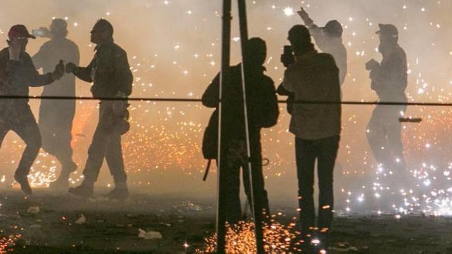 Lanzadores de carretillas en el recinto acotado durante la Nit de l&#039;Albà de 2016, que este año contará con un pasillo alrededor para aficionados que presenten el carné CRE.