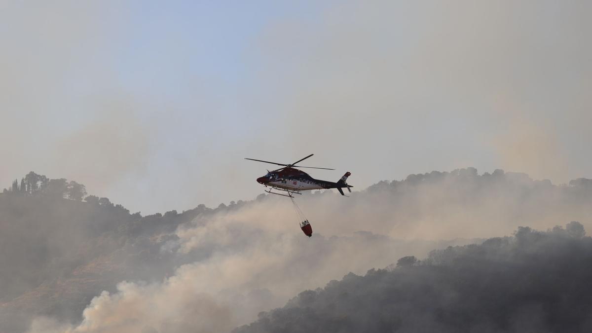 Imagen de archivo de efectivos del Infoca sofocando un incendio en el entorno de la Sierra de Córdoba.