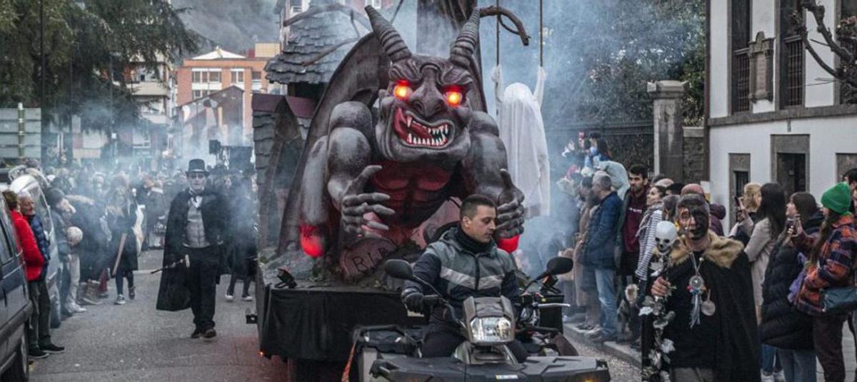 Una de las carrozas participantes en una edición anterior del Antroxu lenense