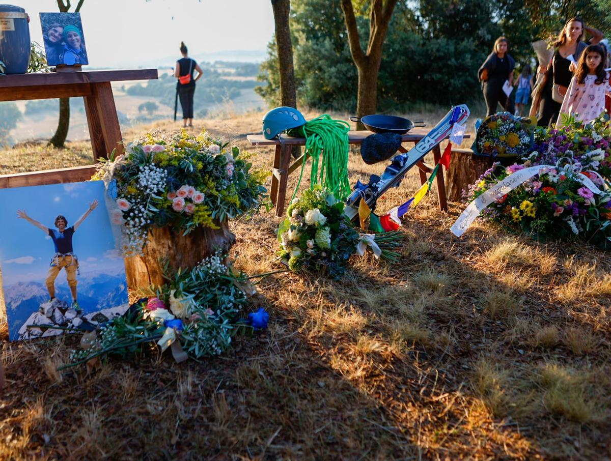 Centenars de persones acomiaden el puig-reigenc Esteve Carbonell, que va perdre la vida al pic Rulhe