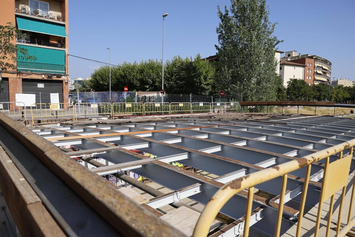 La passera que accedeix al carrer Balandrau, totalment tancada.