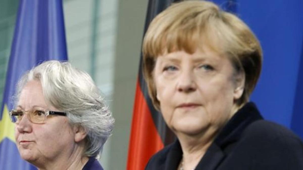 La ministra Annette Schavan, en segundo plano, junto a Angela Merkel.