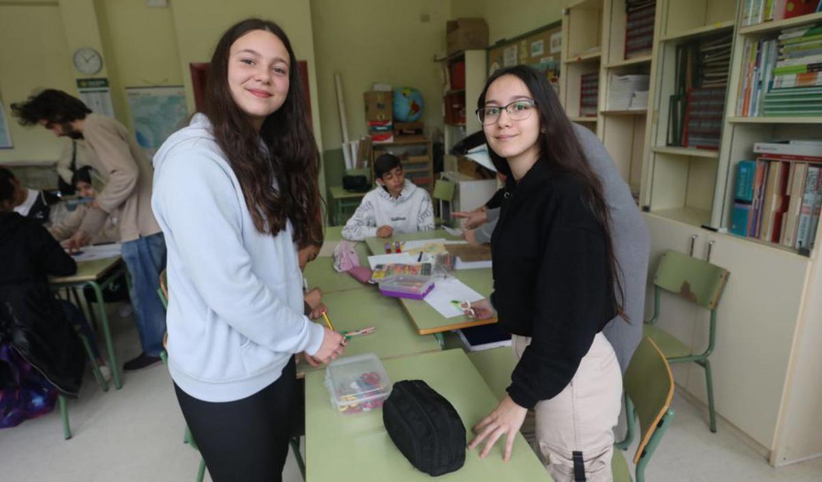Por la izquierda, Celeste Regueiro y Ainhara Augusto durante el taller celebrado en el colegio. | Luisma Murias