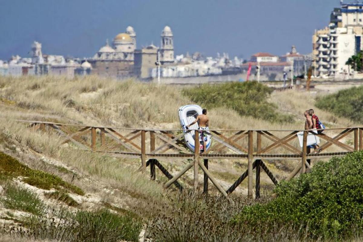 Playa de La Cortadura, con la vista de Cádiz ciudad al fondo.