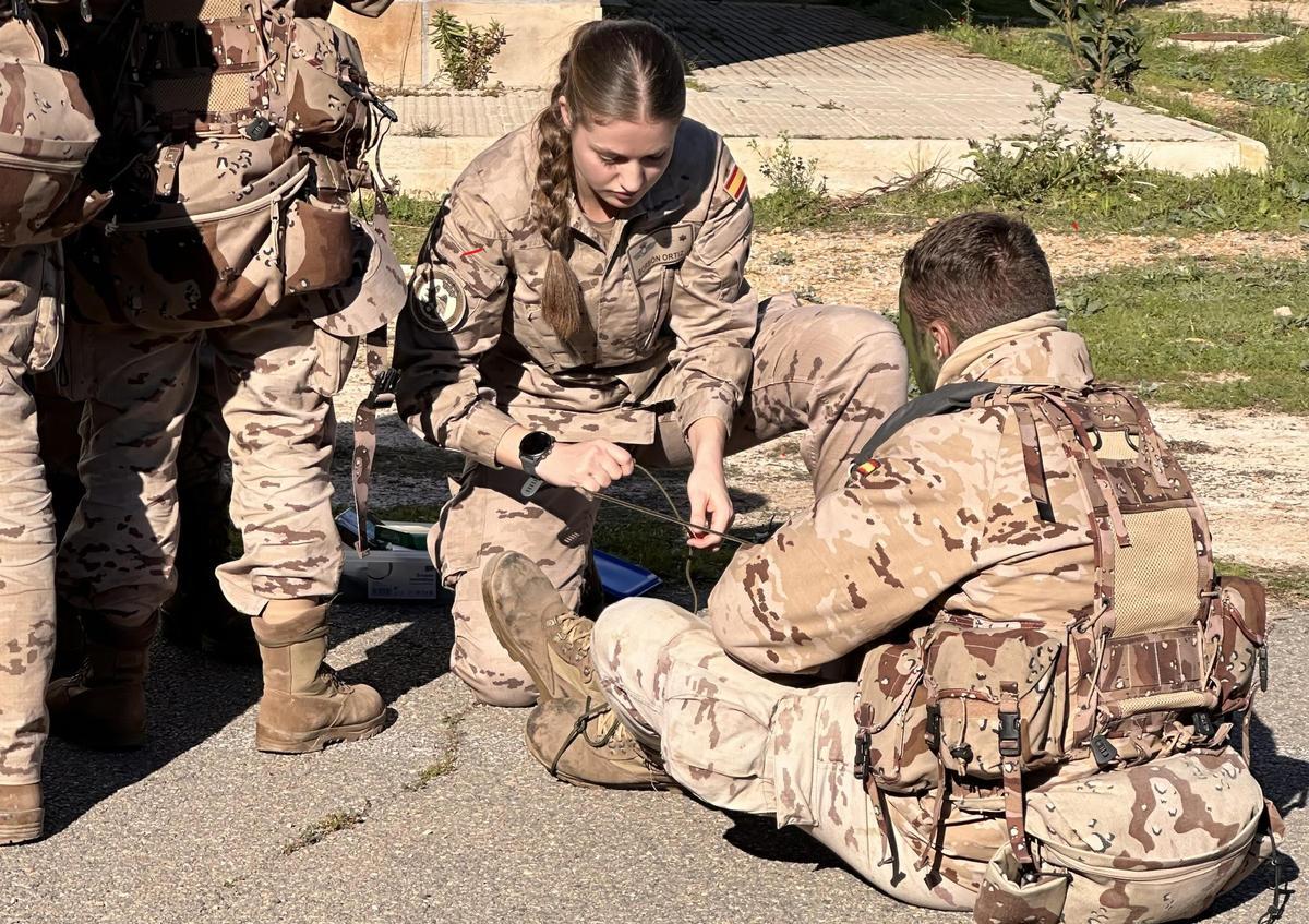 La princesa de Asturias participa en la instrucción a un cadete sobre cómo desatarse, como parte de las prácticas de evasión del ejercicio SERE (Supervivencia, Evasión, Resistencia y Escape).