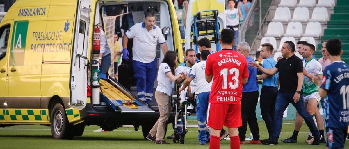 Dragisa Gudelj es evacuado de El Arcángel antes de suspenderse el Córdoba CF - Racing de Ferrol.
