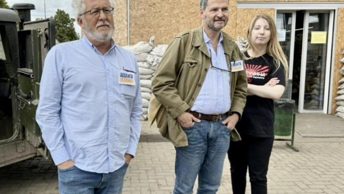 De izquierda a derecha, los escritores Héctor Abad Faciolince, Sergio Jaramillo y Victoria Amelina en Kramatorsk (Donbas, Ucrania) el 27 de junio de 2023, momentos antes del ataque ruso que dejó herida de muerte a Amelina.