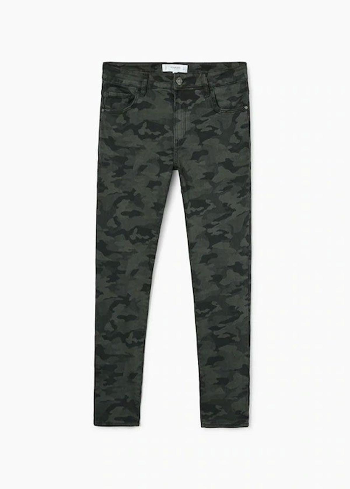 Jeans con estampado militar de Mango. (Precio: 19, 99 euros)