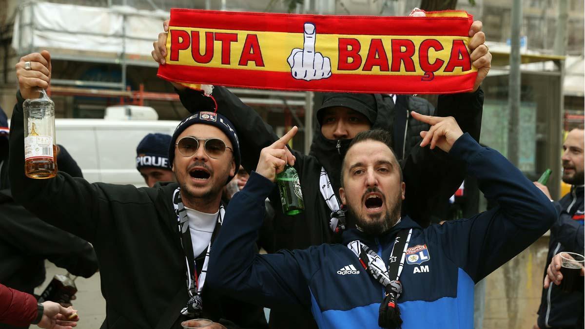 Hinchas del Lyón se concentran en la plaza de Artós de Barcelona a la espera del partido.