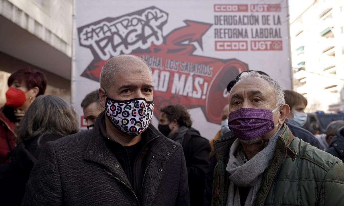 Los líderes de UGT y CCOO, durante la concentración celebrada este miércoles ante la sede de CEOE para exigir mejores salarios.