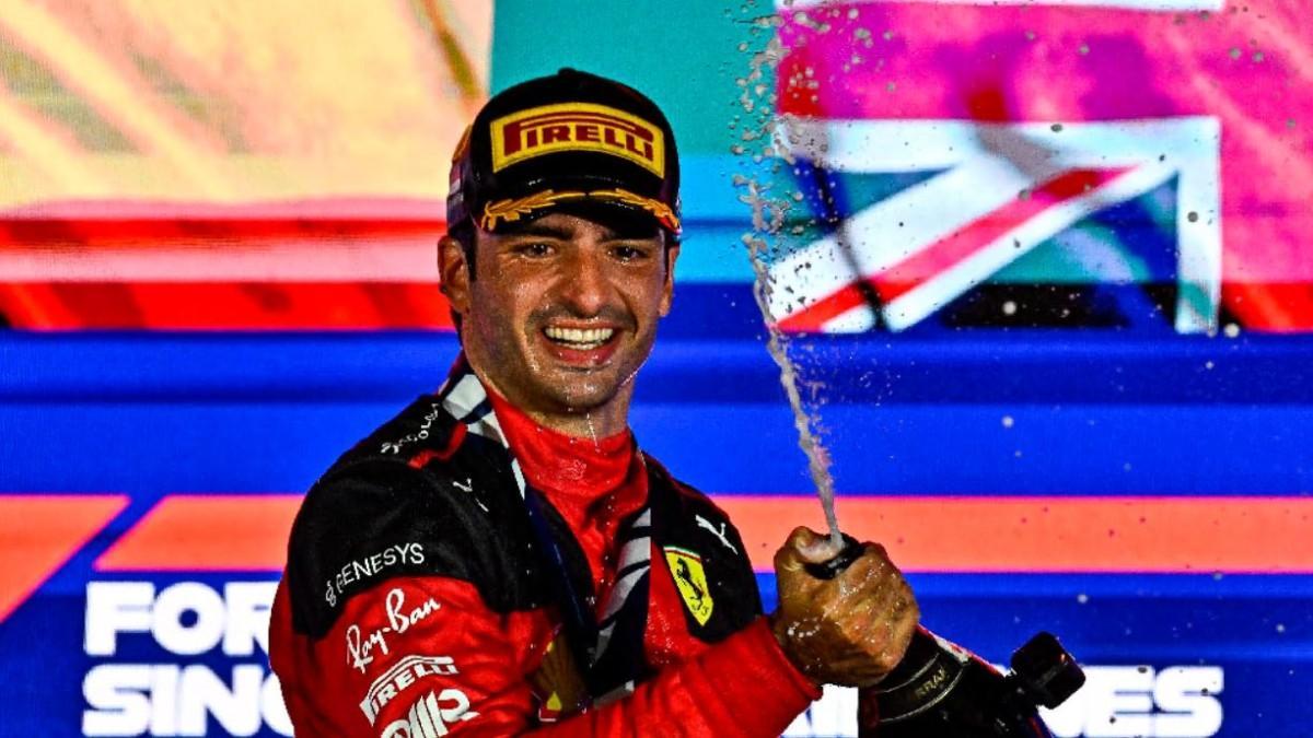 Sainz celebra su triunfo en Singapur