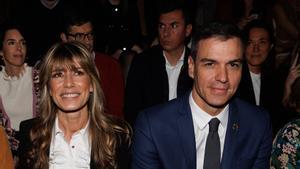 Archivo - El presidente de Gobierno, Pedro Sánchez, asiste con su esposa, Begoña Gómez Fernández, al desfile de la diseñadora Teresa Helbig, en IFEMA Madrid, a 17 de febrero de 2023, en Madrid (España). La edición número 77 de la Mercedes-Benz Fashion Wee