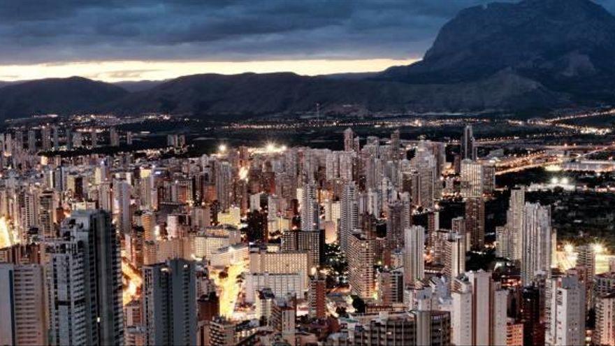 Vista nocturna de Benidorm, principal municipio turístico de la Comunidad Valenciana.