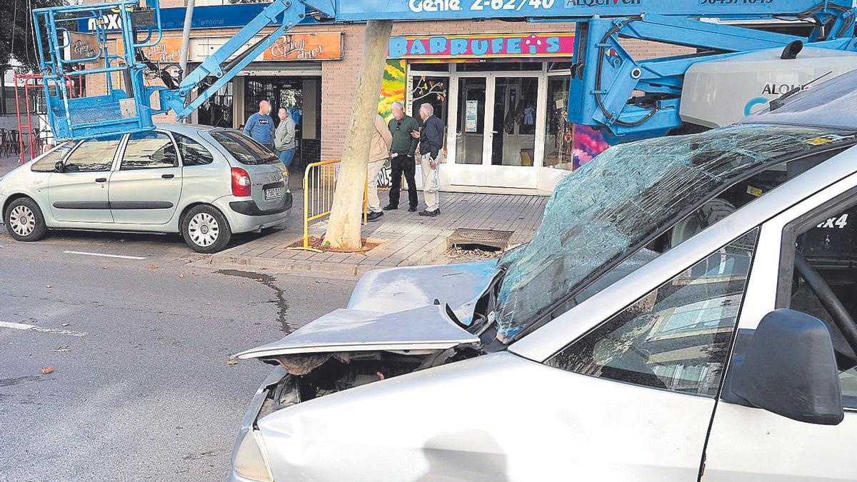 Accidente en el que un trabajador se precipitó de una plataforma elevadora en Castelló, este lunes.