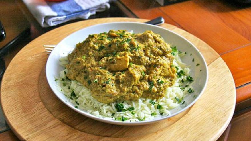 Un delicioso plato de pollo al curry.