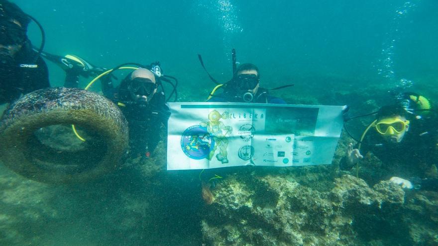 Los buceadores del &quot;Proyecto Libera&quot; sacaron 53 neumáticos y otros tantos siguen sumergidos