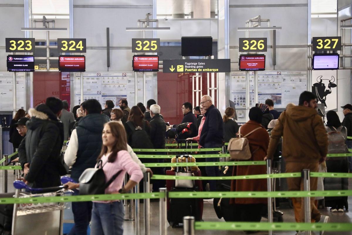 MLG 13-01-2026.-Cientos de pasajeros pasan por el aeropuerto de la ciudad, donde hoy el aeropuerto ha presentado las cifras de pasajeros donde han cerrado el año pasado con cerca de 27 millones de viajeros