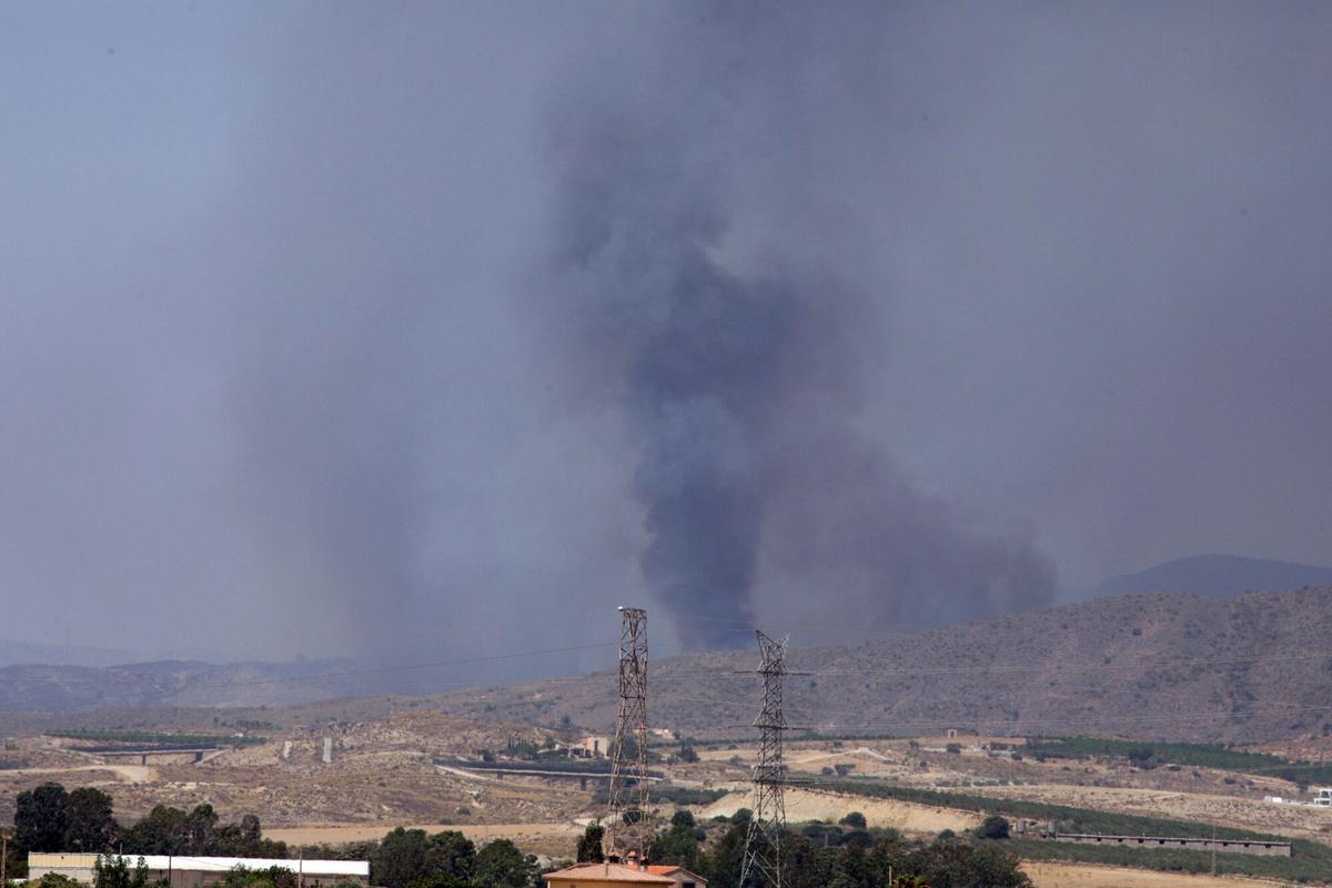 El humo del incendio de Los Gallardos (Almería) es visible desde el puesto de mando del fuego instalado en el parque de bomberos de la localidad almeriense de Turre. EFE/Pepe Torres. Añade texto 1 y 3/Sustituye foto