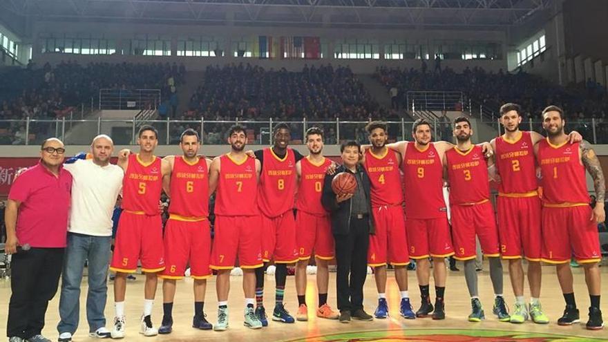 El equipo que en mayo jugó en China, con cinco mallorquines, posa antes de un partido.