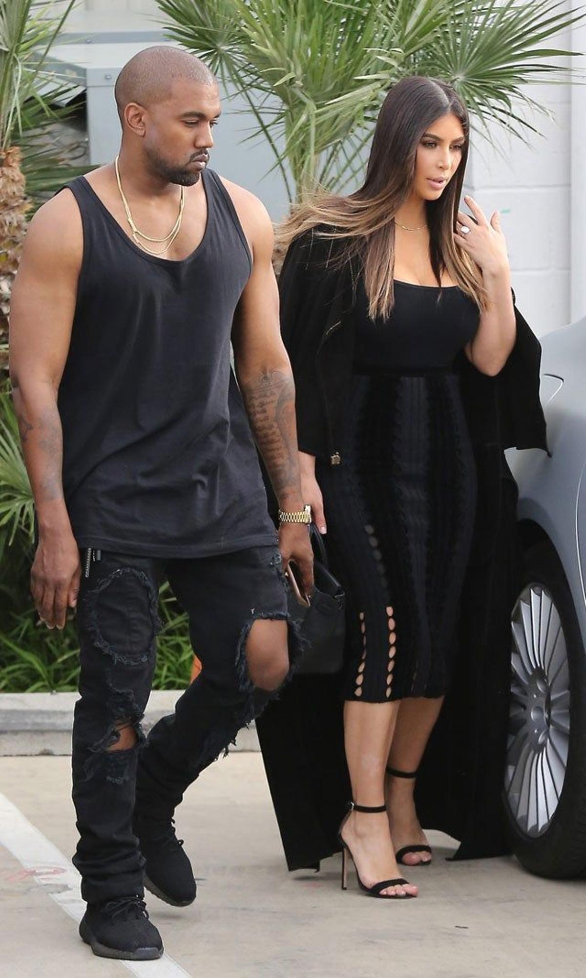 Kim Kardashian junto a Kanye West, al salir del estudio de grabación del programa de Khloe Kardashian.