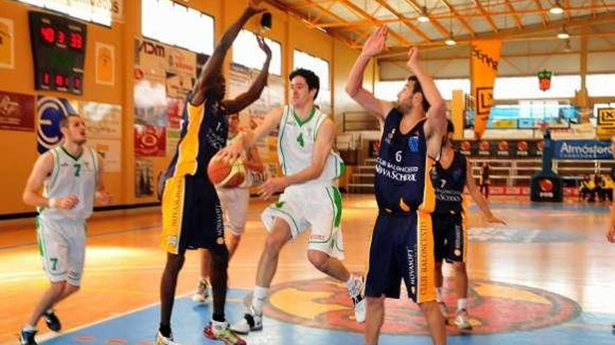 Javier Marín busca el pase ante las torres malagueñas. //I. Abella