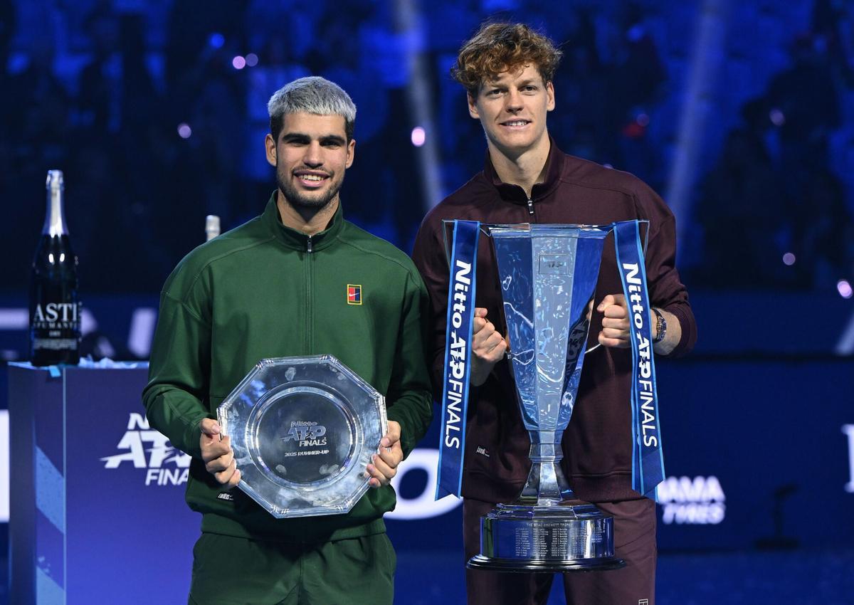Turin (Italy), 16/11/2025.- Jannik Sinner of Italy (R) and Carlos Alcaraz of Spain pose after the men's singles final match against Carlos Alcaraz of Spain at the ATP Finals in Turin, Italy, 16 November 2025. (Tenis, Italia, España) EFE/EPA/ALESSANDRO DI MARCO