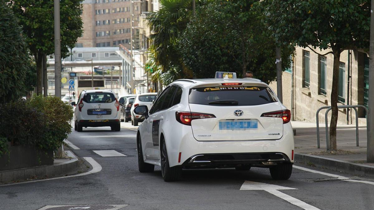 Un taxi circulando polo Ensanche de Compostela