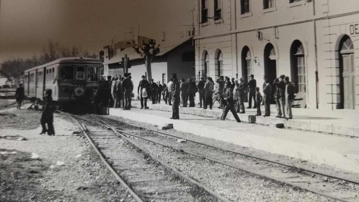 Viaje sin retorno: imagen de uno de los últimos trenes que en 1974 llegó a Dénia.