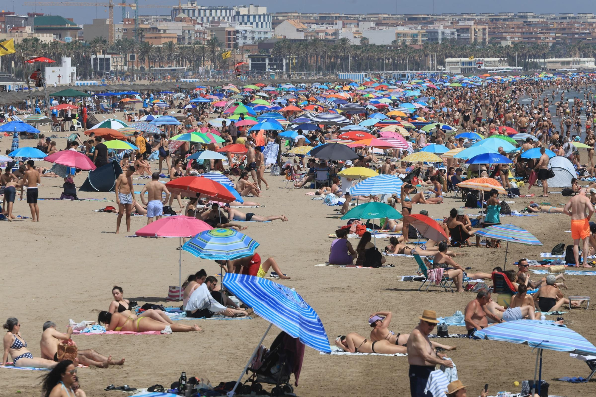 Lleno en la playa de València en un domingo con más de 30 grados