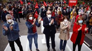 Los ministros Fernando Grande-Marlaska y Reyes Maroto, junto al candidato socialista el 4-M, Ángel Gabilondo; la vicesecretaria general del PSOE, Adriana Lastra, y la alcaldesa de Alcorcón, Natalia de Andrés, este 30 de abril en la localidad del suroeste madrileño. 