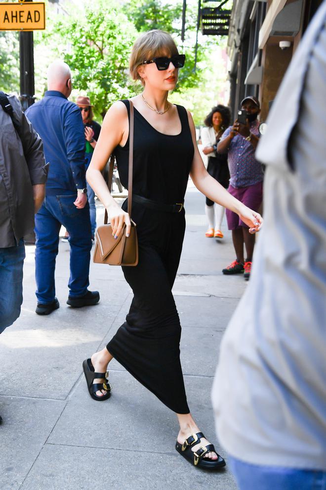 Taylor Swift con 'buckle sandals'