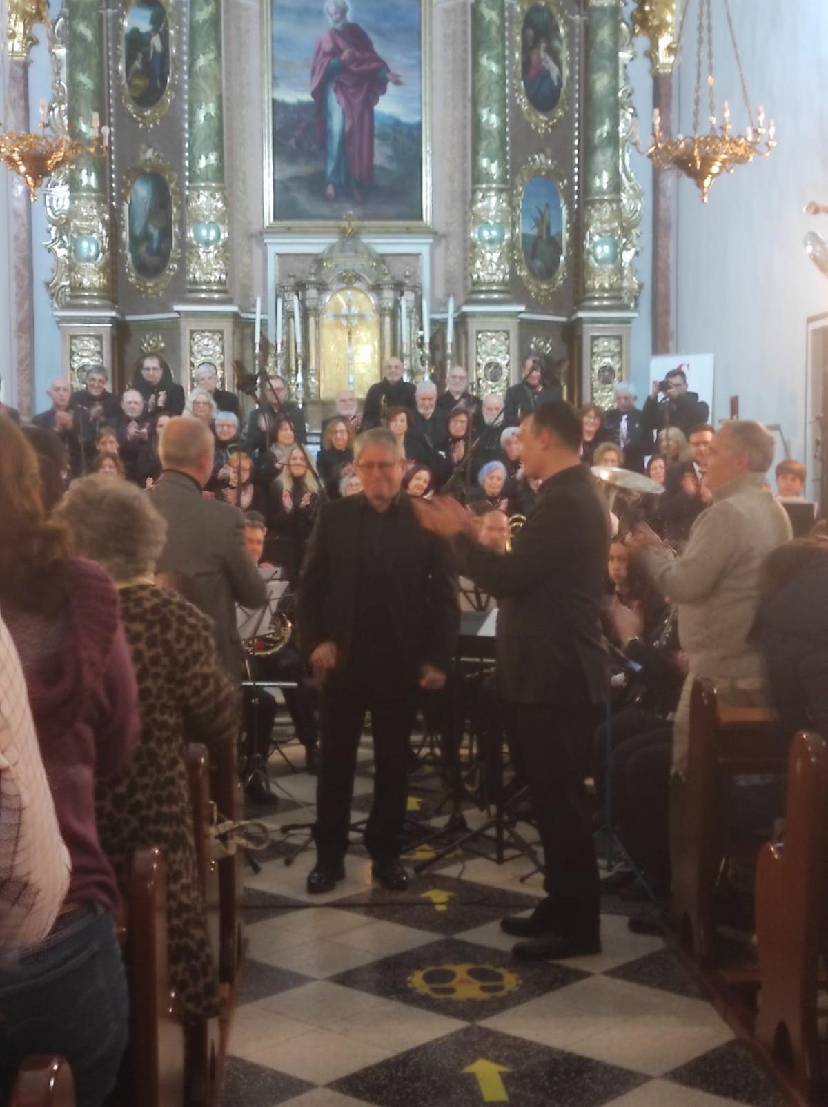 Miquel Juan ovacionado tras la interpretación de su pieza musical.