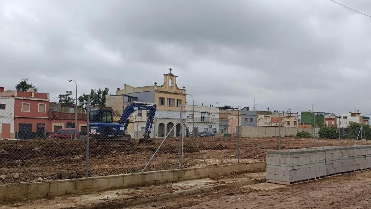 Una máquina acondiciona el terreno para instalar las 72 aulas prefabricadas.