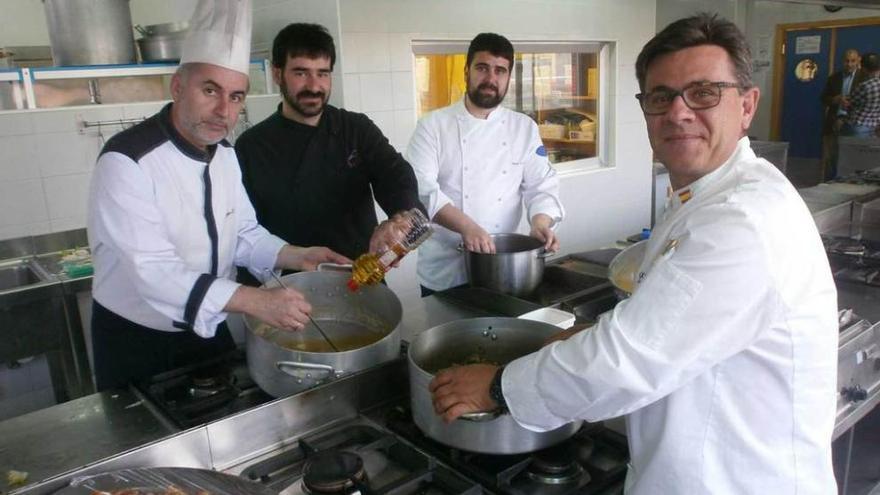 Por la izquierda, Jaime Llano, Iván Rodríguez, Pedro Antonio Noriega y Pedro Merino, ayer, en los fogones del instituto de Llanes.