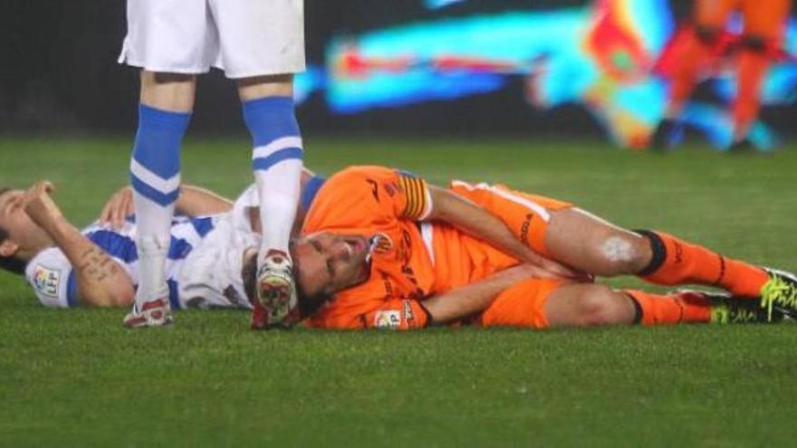 Jonas, que anoche lucía el brazalete de capitán, retorciéndose de dolor en el suelo tras sufrir una dura entrada.