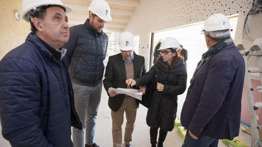 El alcalde y el gerente del Consorcio, en el centro, en una visita a esta escuela. // Bernabé/Ana Agra