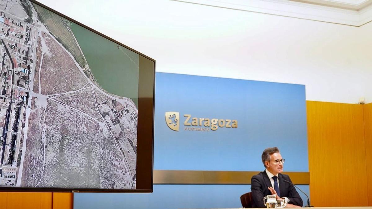 El concejal de Urbanismo de Zaragoza, Víctor Serrano, este jueves en rueda de prensa.