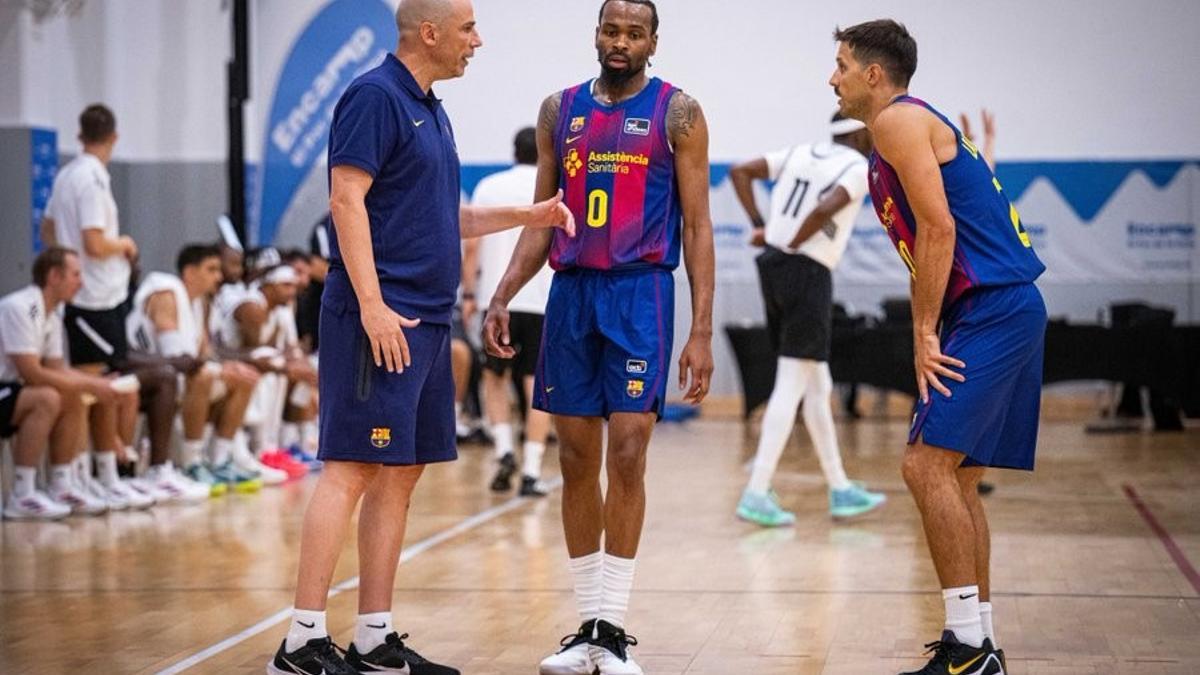Peñarroya, dando instrucciones a Laprovittola y Punter durante el partido