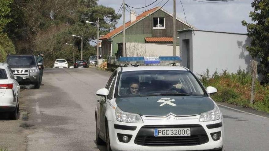 Un coche de la Guardia Civil en Bueu. // Santos Álvarez